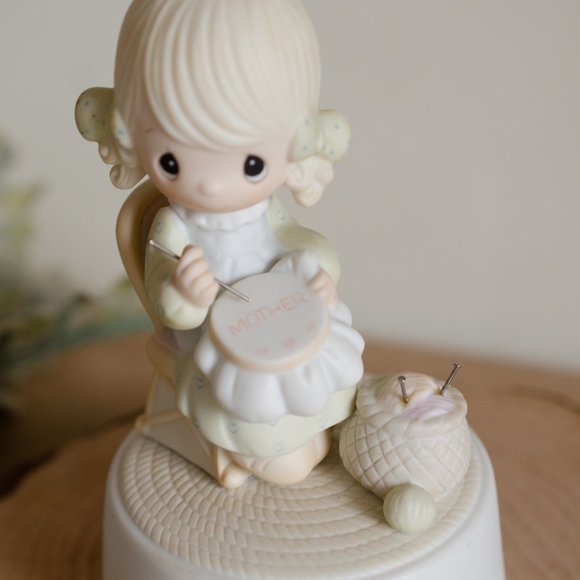 Precious Moments Jonathan and David Mother Sew Dear music box - Picture 3 of 5